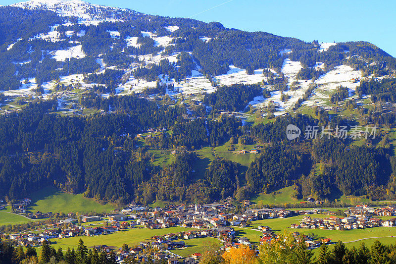 上图:阿尔卑斯山村庄全景，Tirol / Zillertal，奥地利